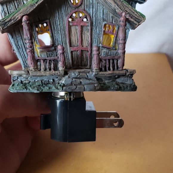 Terry's Village Resin Haunted House Nightlight - Picture 7 of 9